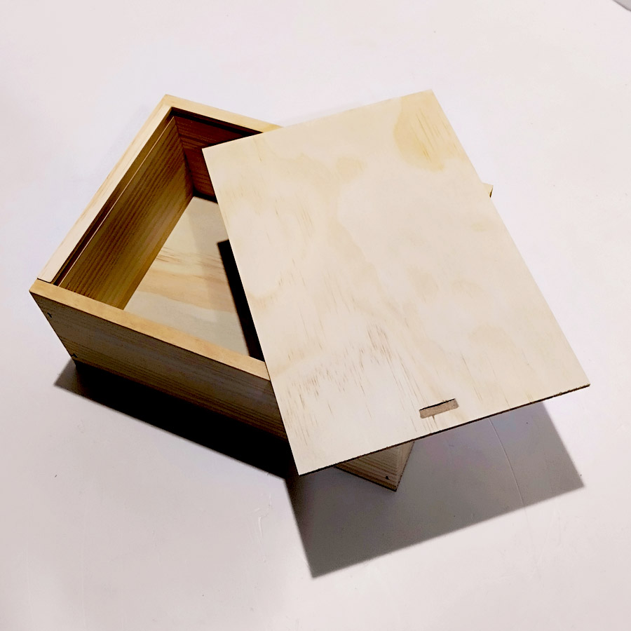 Caja de madera con tapa abierta